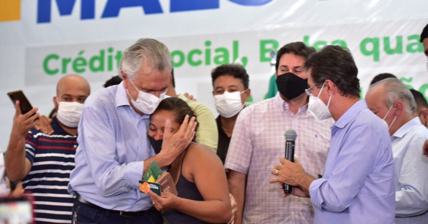 Caiado entrega 3.092 cartões do programa Mães de Goiás, em quatro municípios