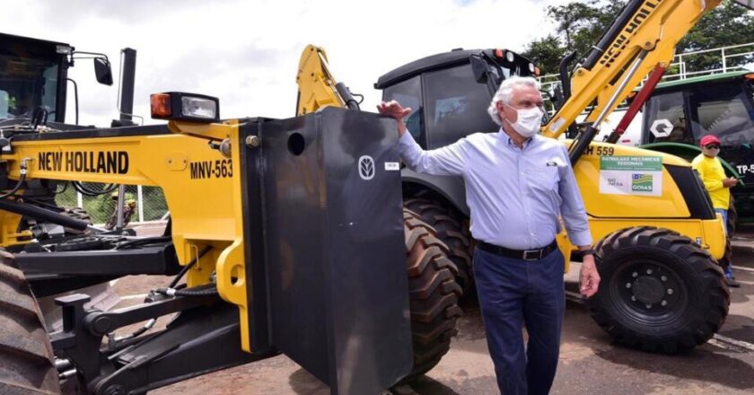 Caiado lança Patrulhas Mecânicas Regionais para recuperar vias municipais