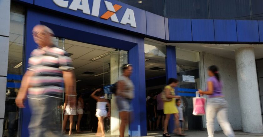 Caixa libera abono salarial a trabalhadores nascidos em novembro