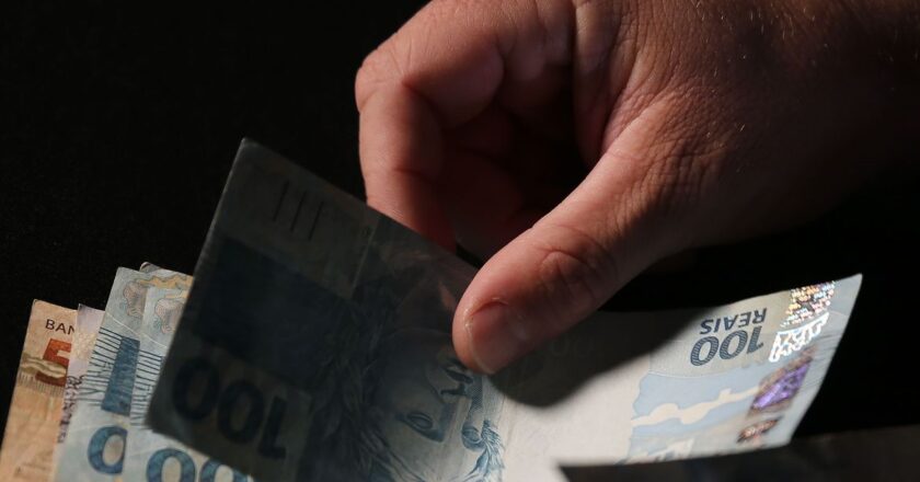 Caixa libera abono salarial para trabalhadores nascidos em dezembro