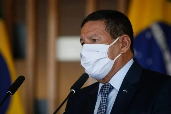 Presidente da Petrobras é resiliente e aguenta pressão, diz Mourão