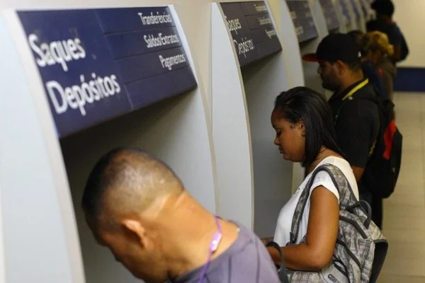Saque de até R$ 1 mil do FGTS começa em 20 de abril. Veja calendário
