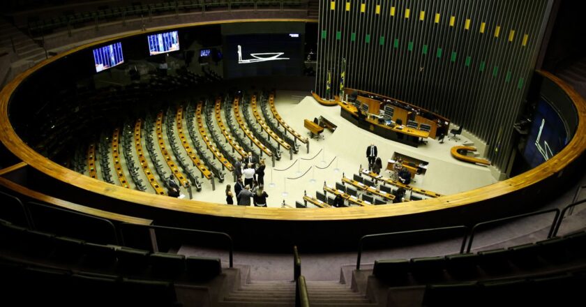 Deputados têm até hoje para trocar de partido sem perder mandato