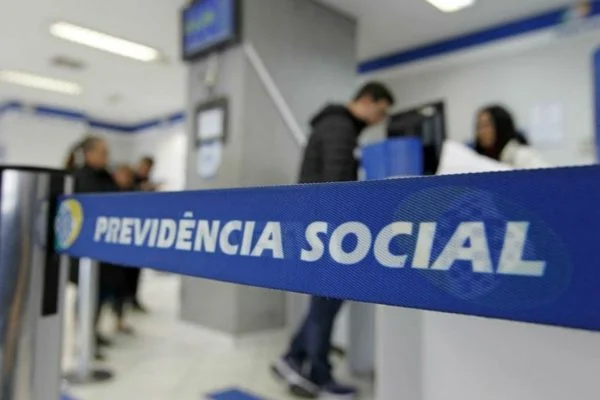 INSS paga 1ª parcela do 13º na segunda (25/4); veja calendário