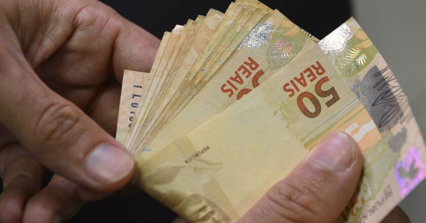 Segurados com NIS finais 4 e 9 recebem primeira parcela do 13º