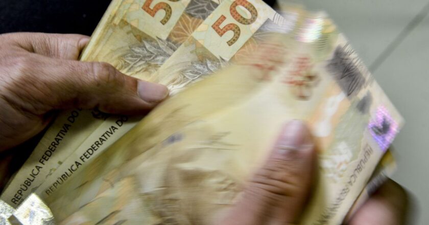 Beneficiários com NIS final 8 recebem hoje Auxílio Brasil
