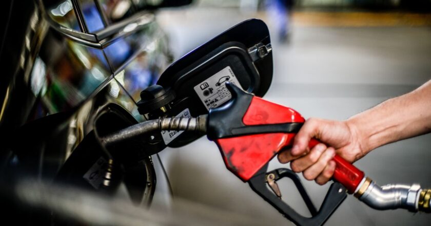 Gasolina fica 5,18% mais cara a partir de hoje nas refinarias