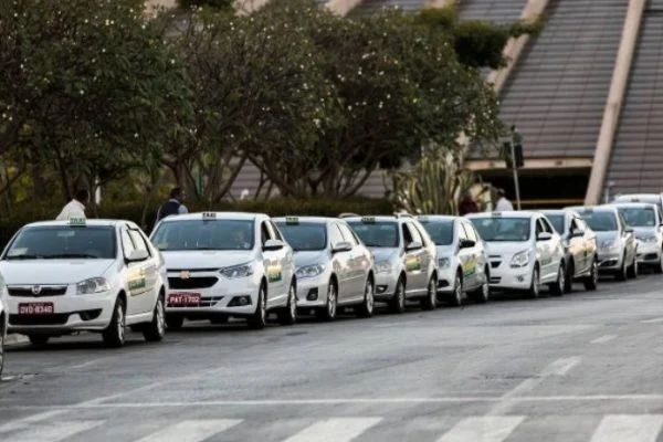 Governo define regras para pagamento do auxílio de R$ 1 mil a taxistas