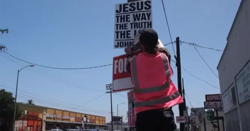 Grupo ateu quer impedir placas e cartazes sobre Jesus