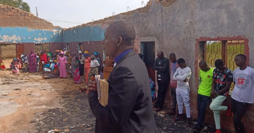 Cristãos louvam a Deus dentro de igreja queimada na Nigéria