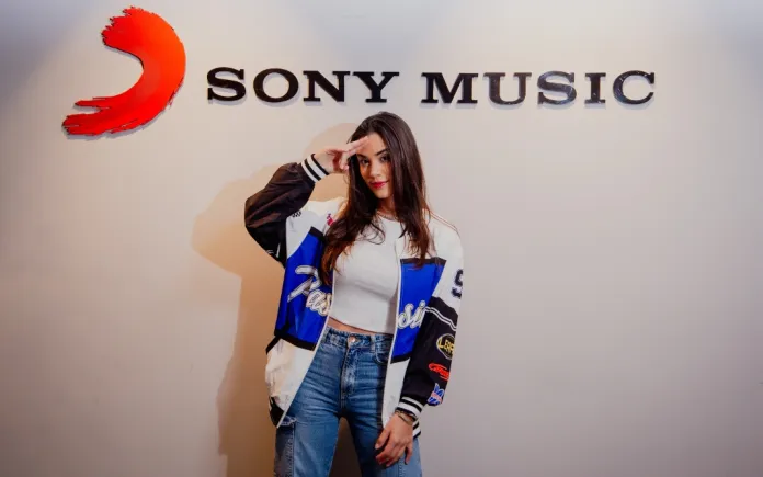 Isadora Pompeo assina com a Sony Music