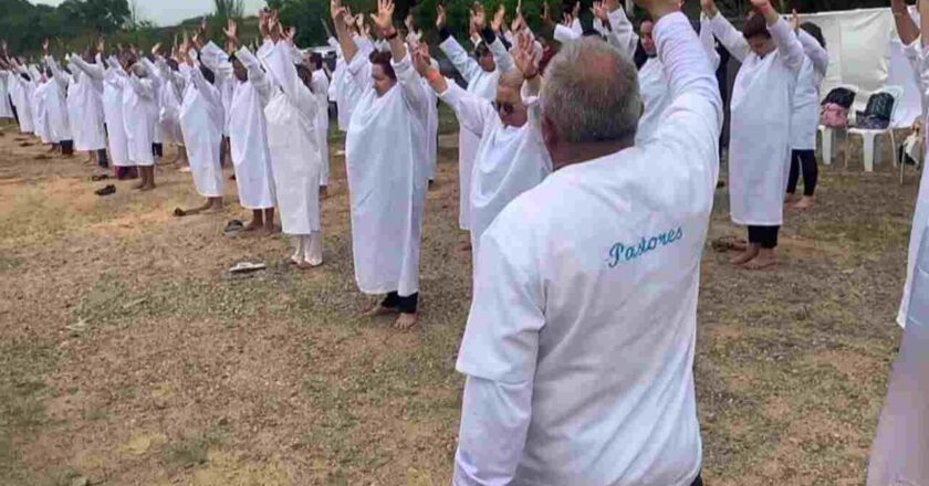 Pastor Ezequias Silva batiza multidão de mais de 2 mil pessoas