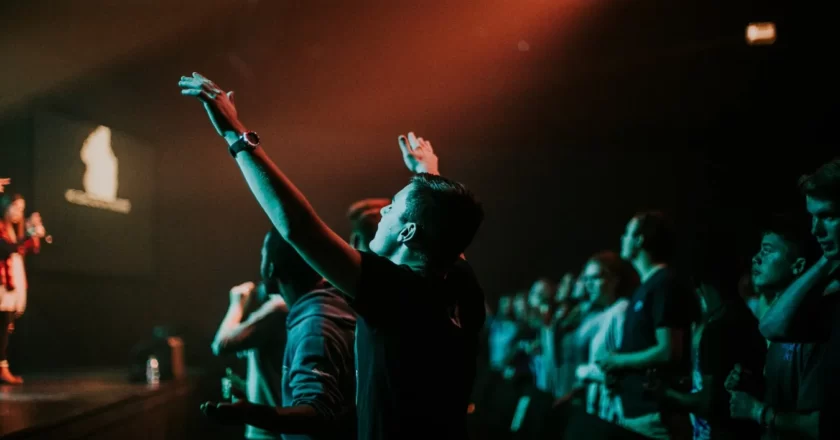 Estudo revela que pastores estão preocupados por jovens não apoiarem financeiramente a igreja