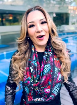 ‘Clamei a Ele’: estrela da música Nadia Yvone se rende a Jesus após testemunho dos familiares