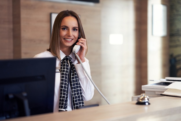 EMPREGO PARA RECEPCIONISTA – VALPARAÍSO GO