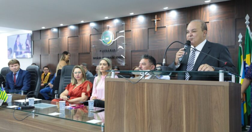 Governador enaltece papel do Entorno ao ser homenageado em Santo Antônio do Descoberto