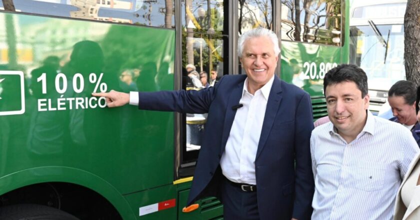 Governo entrega 60 ônibus do transporte coletivo