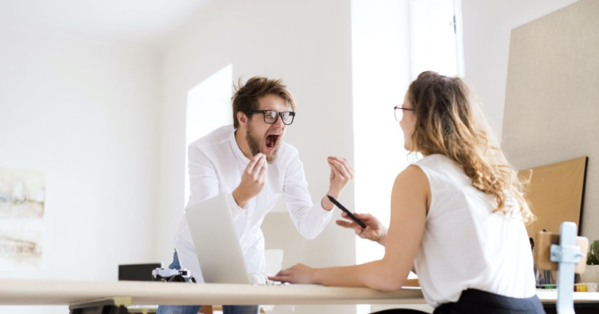 Discussão no trabalho que termina em agressão: Quem deve ser demitido?