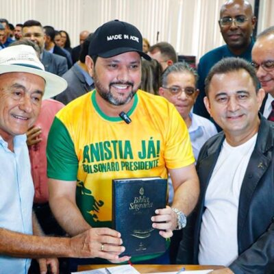 Prefeito de Rio Branco, no Acre, sanciona lei que permite uso da bíblia nas escolas