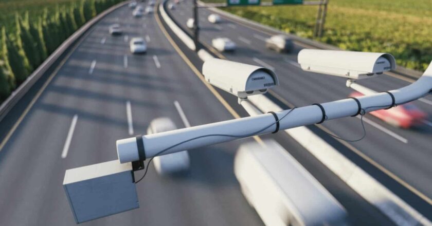 Não adianta frear antes: novo radar inteligente mede velocidade por trecho