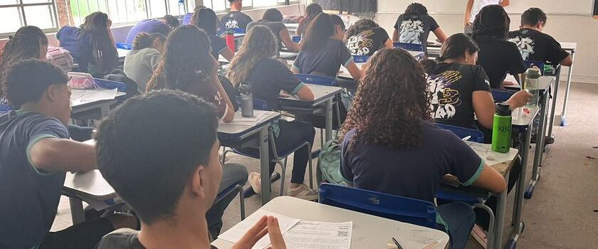 Governo de Minas realiza primeiro teste de redação para o Enem 2025 com estudantes da rede pública
