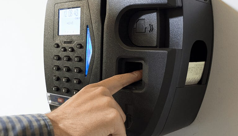 Funcionário de atestado pode bater ponto em outro emprego?