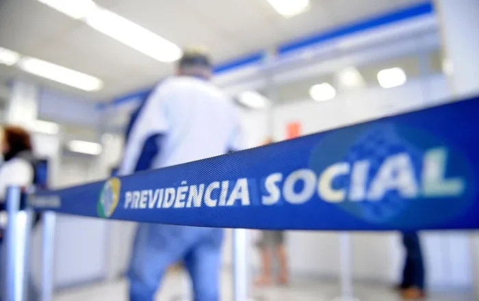INSS começa a notificar aposentados e pensionistas com desconto indevido; veja como vai funcionar