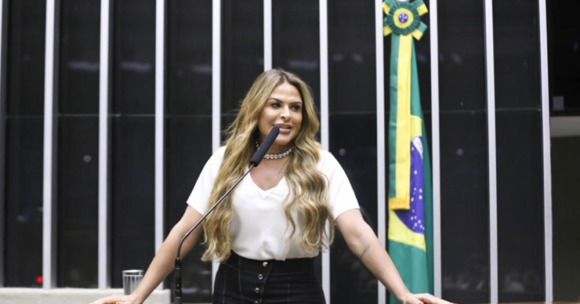 Deputada Silvye Alves apresenta projeto que facilita busca por idosos desaparecidos.