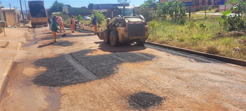 Águas Lindas de Goiás realiza aplicação de asfalto nos bairros Mansões Village e Pérola 01