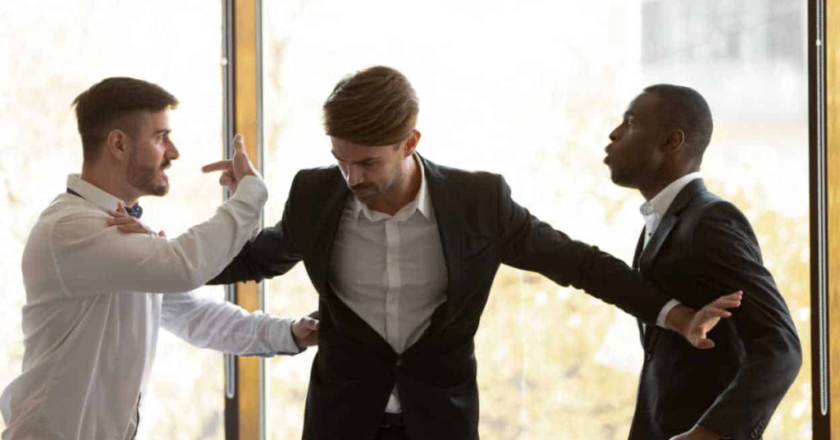 Briga na empresa: quem deve ser demitido?