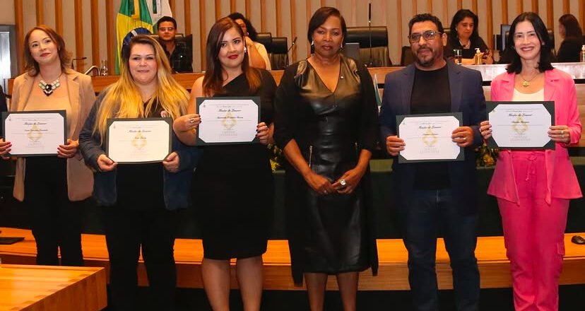 Comunicadores são homenageados por Dra. Jane em sessão solene na Câmara Legislativa