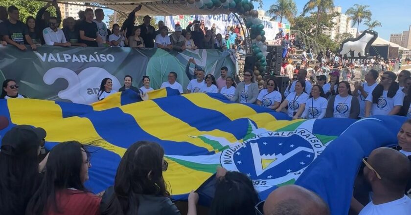 COM O TEMA “ACOLHER E EDUCAR”, VALPARAÍSO COMEMORA 30 ANOS EM GRANDE DESFILE CÍVICO
