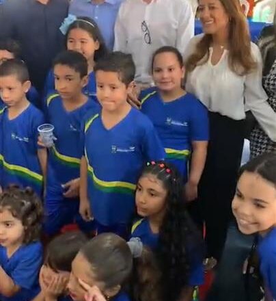Prefeitura entrega 50 mil kits de uniformes escolares em Águas Lindas