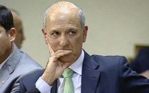 Arruda pressiona Congresso para apagar passado de condenações