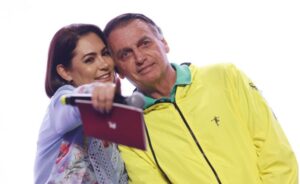 Esposa de Bolsonaro se manifesta contra decisão de Moraes sobre vigilância