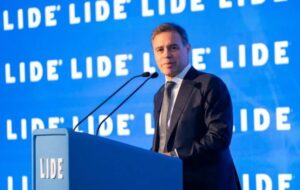 André Mendonça prega limites ao STF em evento no RJ