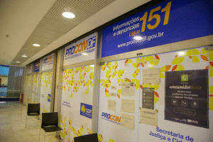 Procon-DF fiscaliza escolas particulares e aplica autuações por irregularidades em listas de materiais