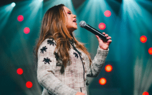Sarah Farias se posiciona contra uso de IA na adoração e recebe apoio de grandes nomes do gospel