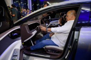 Ibaneis Rocha destaca futuro sustentável durante inauguração de concessionária de carros elétricos em Brasília