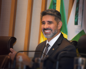 Roosevelt Vilela apresenta lei que fortalece mídia regional e amplia acesso da população à informação