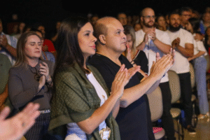 Decreto de Ibaneis Rocha fortalece igrejas e muda regras no DF; entenda