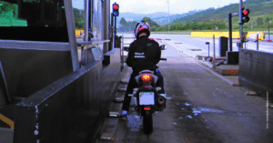 Projeto de lei propõe isenção de pedágio para caminhoneiros, taxistas e motofretistas em atividade