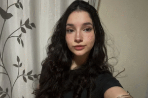 Jovem vítima de ataque brutal após rejeição de namoro recebe alta sob aplausos