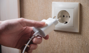 Carregador na tomada sem uso pode aumentar sua conta de luz; entenda