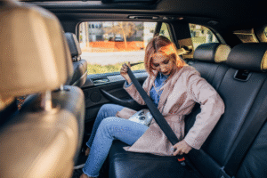 Motorista pode ser multado por passageiro sem cinto, inclusive no banco de trás