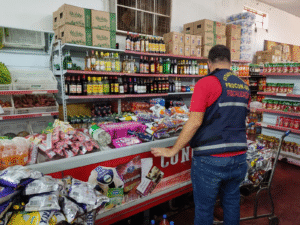 Procon apreende produtos vencidos durante fiscalização em supermercado de Palmeiras de Goiás