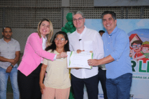 Águas Lindas entrega mais de 300 títulos e garante segurança jurídica a famílias do Jardim da Barragem VI