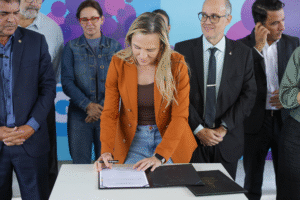 Celina Leão assina acordo histórico e dá novo futuro ao Shopping Popular de Brasília