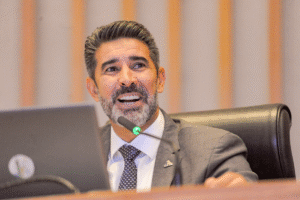 Projeto de Roosevelt Vilela que regulamenta escolas cívico-militares é aprovado na CLDF