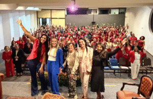 Celina Leão leva mensagem de coragem e empreendedorismo a centenas de mulheres na Rede Damas do Poder